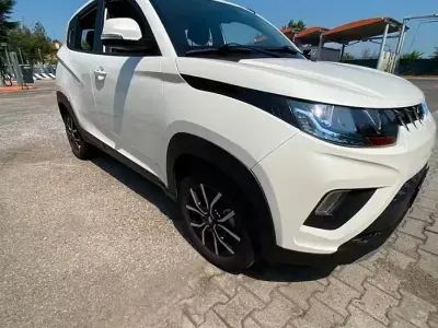 Usata Mahindra KUV100 87 CV (63 kW) 2022 Bianco SUV