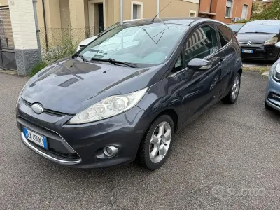 Usata Ford Fiesta Titanium 90 CV (66 kW) 2010 Grigio Berlina