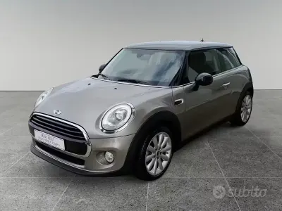 Usata Mini Cooper D Business 116 CV (85 kW) 2018 Grigio metallizzato chiaro Utilitaria