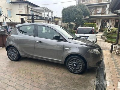 Usata Lancia Ypsilon 69 CV (50 kW) 2015 Grigio Utilitaria