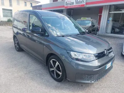 Usata VW Caddy 122 CV (89 kW) 2023 Grigio scuro metallizzato Monovolume