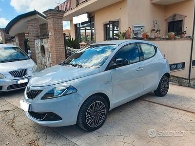 Usata Lancia Ypsilon Gold 69 CV (50 kW) 2021 Grigio Utilitaria
