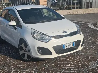 Usata Kia Rio 90 CV (66 kW) 2014 Bianco Coupé