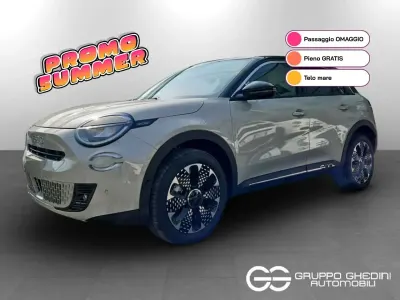 Nuova Fiat 600 La Prima 101 CV (74 kW) 2026 Bicolore sabbia tetto nero SUV