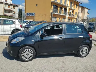 Begagnad Toyota Yaris Sol 69 HK (50 kW) 2011 Svart Halvkombi