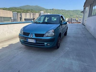 Käytetty Renault Clio II Privilege 75 HP (55 kW) 2003 Sininen Sedan