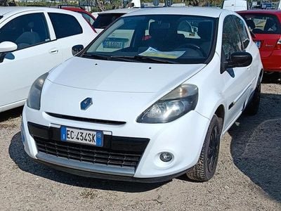 Begagnad Renault Clio II 75 HK (55 kW) 2010 Vit Sedan