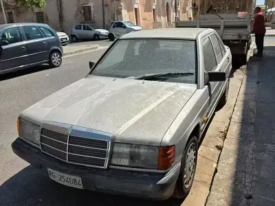 Usata Mercedes 190 105 CV (77 kW) 1987 Grigio Berlina