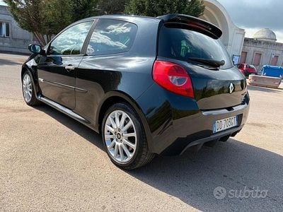 Käytetty Renault Clio II R.S. 200 HP (147 kW) 2006 Musta Sedan