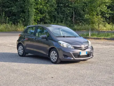 Usata Toyota Yaris Lounge 69 CV (50 kW) 2012 Grigio Utilitaria