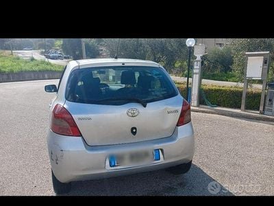Usata Toyota Yaris 90 CV (66 kW) 2007 Grigio Utilitaria
