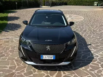 Usata Peugeot 2008 Allure 131 CV (96 kW) 2022 Nero SUV