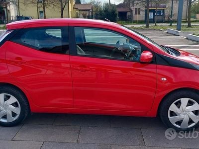 Usata Toyota Aygo X-play 69 CV (50 kW) 2015 Rosso Utilitaria