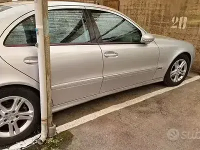 Usata Mercedes E220 170 CV (125 kW) 2007 Grigio Berlina
