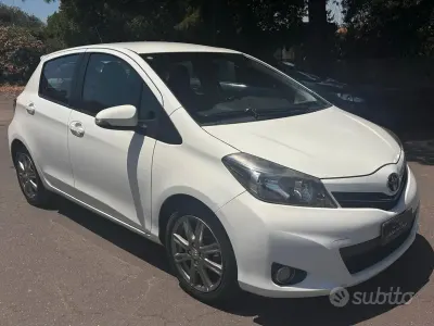 Usata Toyota Yaris Lounge 90 CV (66 kW) 2011 Bianco Utilitaria