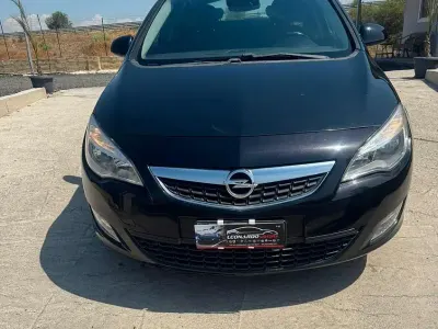 Usata Opel Astra 110 CV (80 kW) 2011 Nero Berlina