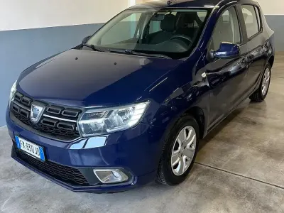 Usata Dacia Sandero Lauréate 75 CV (55 kW) 2017 Blu Berlina