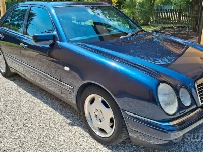 Usata Mercedes E200 Avantgarde 136 CV (100 kW) 1995 Blu Berlina