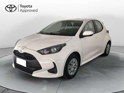 Neu Toyota Yaris Hybrid Active 92 PS (67 kW) 2025 Weiß Limousine