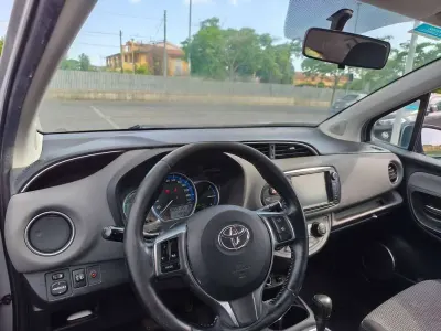 Usata Toyota Yaris Hybrid Style 75 CV (55 kW) 2015 Argento Berlina