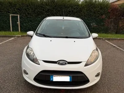 Usata Ford Fiesta 71 CV (52 kW) 2011 Bianco Berlina
