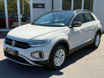 Usata VW T-Roc Life 110 CV (80 kW) 2024 Beige SUV