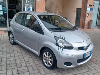Usata Toyota Aygo 68 CV (50 kW) 2011 Argento Utilitaria