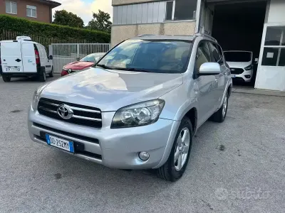 Usata Toyota RAV4 Luxury 177 CV (130 kW) 2006 Grigio SUV