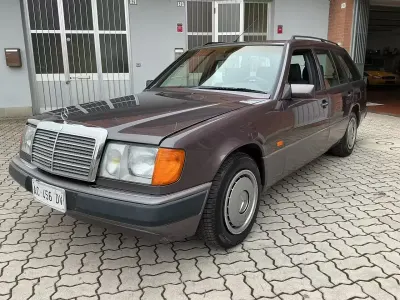 Usata Mercedes E200 120 CV (88 kW) 1991 Marrone Station wagon