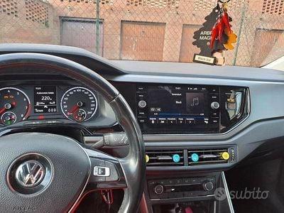 Usado VW Polo 90 CV (66 kW) 2019 Gris Berlina