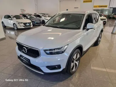 Usata Volvo XC40 Momentum 163 CV (119 kW) 2021 Argento SUV