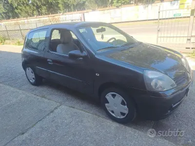 Usata Renault Clio II 75 CV (55 kW) 2006 Bluazzurro Berlina