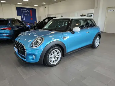 Usata Mini Cooper D 116 CV (85 kW) 2019 Blu/azzurro Utilitaria