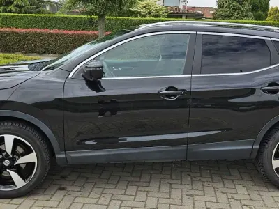 Usado Nissan Qashqai N-Connecta 110 HP (80 kW) 2017 Preto SUV