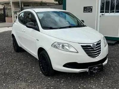 Usata Lancia Ypsilon 85 CV (62 kW) 2014 Bianco Utilitaria