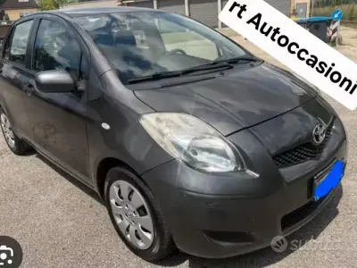 Usata Toyota Yaris 69 CV (50 kW) 2010 Grigio Utilitaria