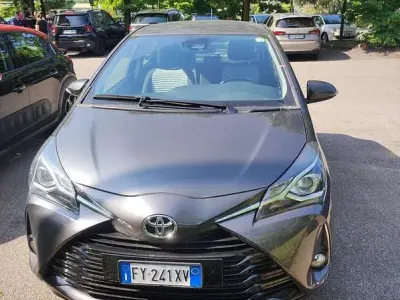 Usata Toyota Yaris Lounge 72 CV (52 kW) 2019 Grigio Berlina