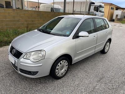 Begagnad VW Polo Comfortline 80 HK (58 kW) 2006 Grå Halvkombi