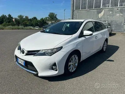 Usata Toyota Auris Lounge 90 CV (66 kW) 2014 Bianco Station wagon