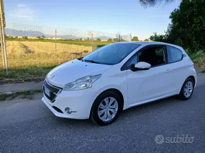 Usata Peugeot 208 68 CV (50 kW) 2015 Bianco Utilitaria