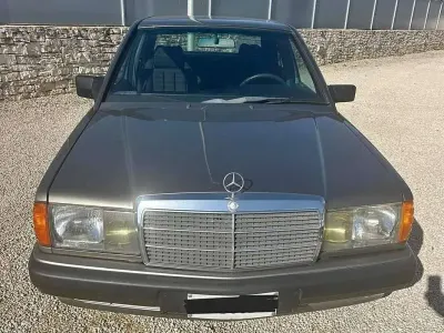 Usata Mercedes 190 105 CV (77 kW) 1990 Marrone Berlina