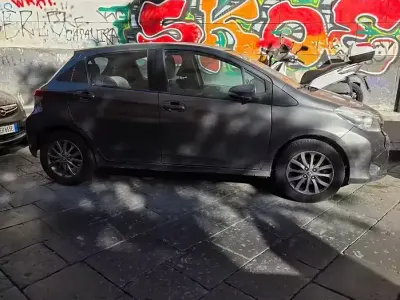 Usata Toyota Yaris 69 CV (50 kW) 2011 Grigio Utilitaria