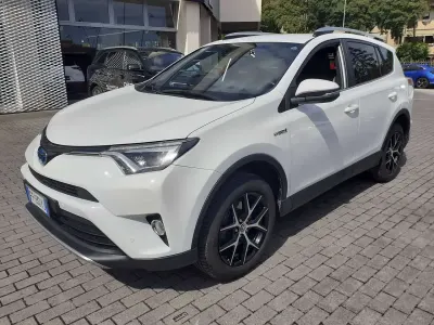 Usata Toyota RAV4 Hybrid Lounge 155 CV (114 kW) 2016 Bianco SUV