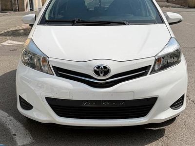 Usata Toyota Yaris 69 CV (50 kW) 2013 Bianco Utilitaria