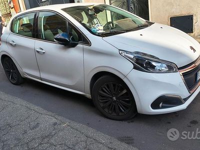 Usata Peugeot 208 Active 75 CV (55 kW) 2015 Bianco Utilitaria