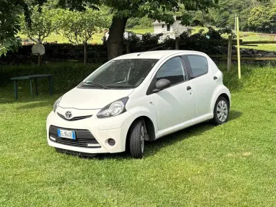 Usata Toyota Aygo Connect Style 68 CV (50 kW) 2012 Bianco Utilitaria