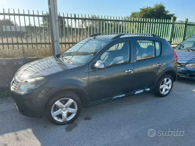 Usata Dacia Sandero Stepway 84 CV (61 kW) 2011 Grigio Berlina
