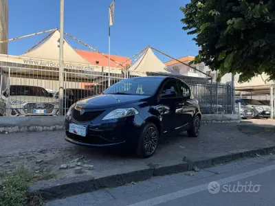 Usata Lancia Ypsilon Gold 69 CV (50 kW) 2018 Bluazzurro Utilitaria
