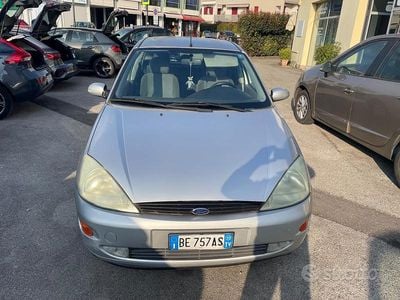 Usata Ford Focus Ghia 100 CV (73 kW) 1999 Grigio Berlina