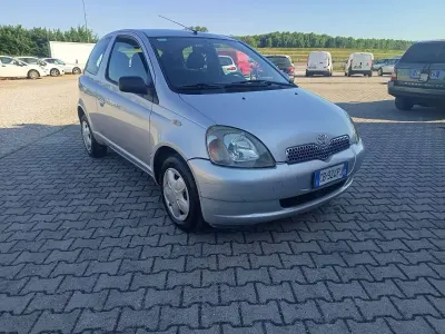 Usata Toyota Yaris Sol 68 CV (50 kW) 2002 Argento Berlina